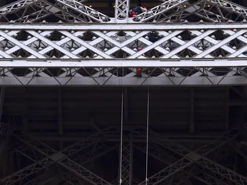 Un activista de Greenpeace colgado de la Torre Eiffel Un activista de Greenpeace colgado de la Torre Eiffel