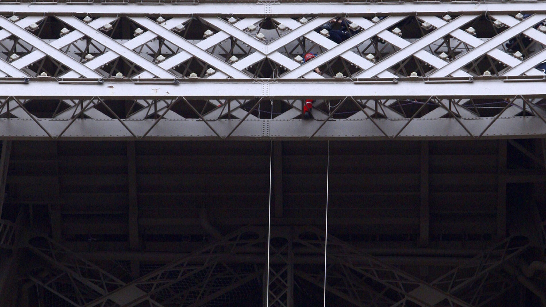Un activista de Greenpeace colgado de la Torre Eiffel