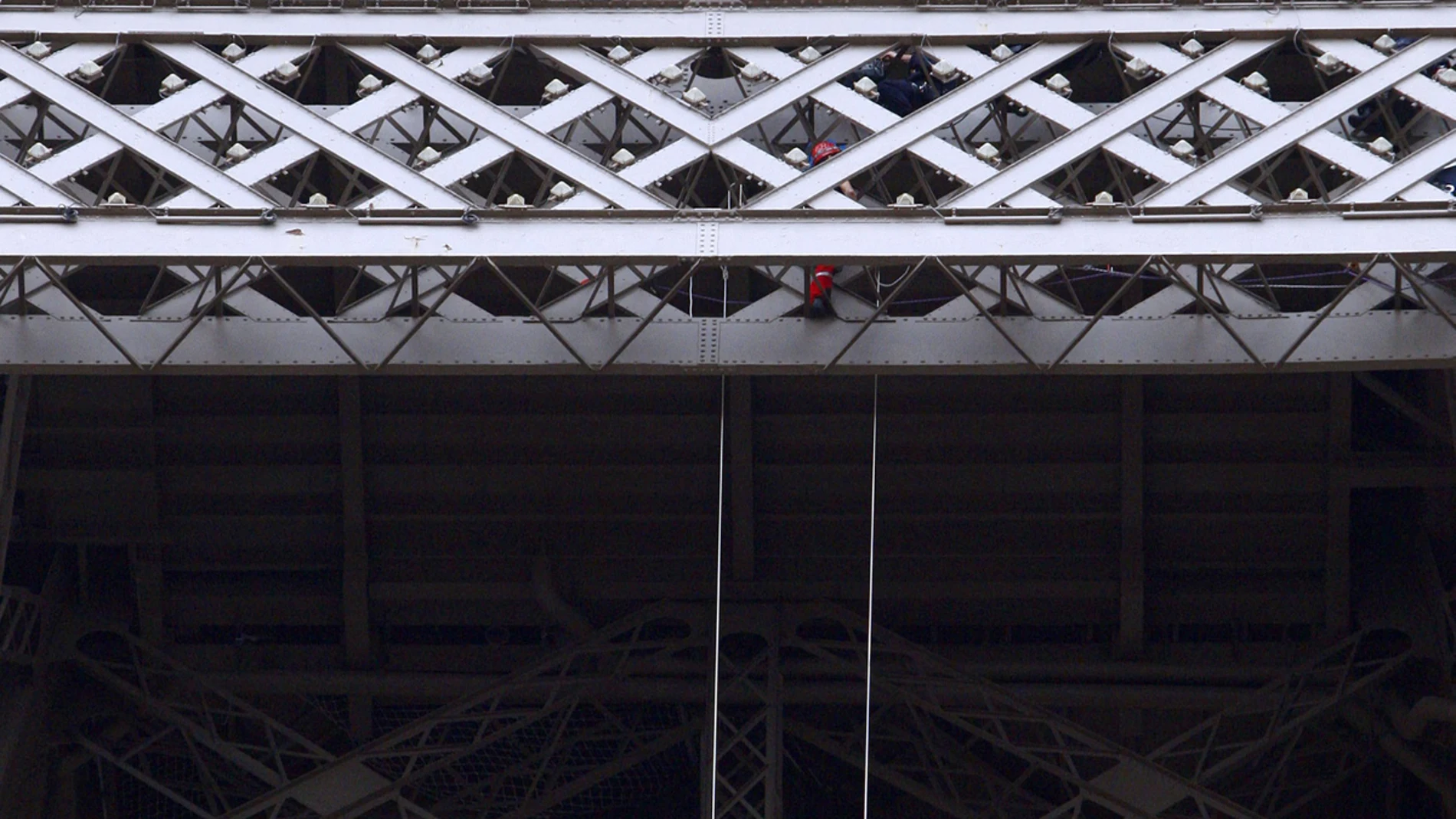 Un activista de Greenpeace colgado de la Torre Eiffel Un activista de Greenpeace colgado de la Torre Eiffel