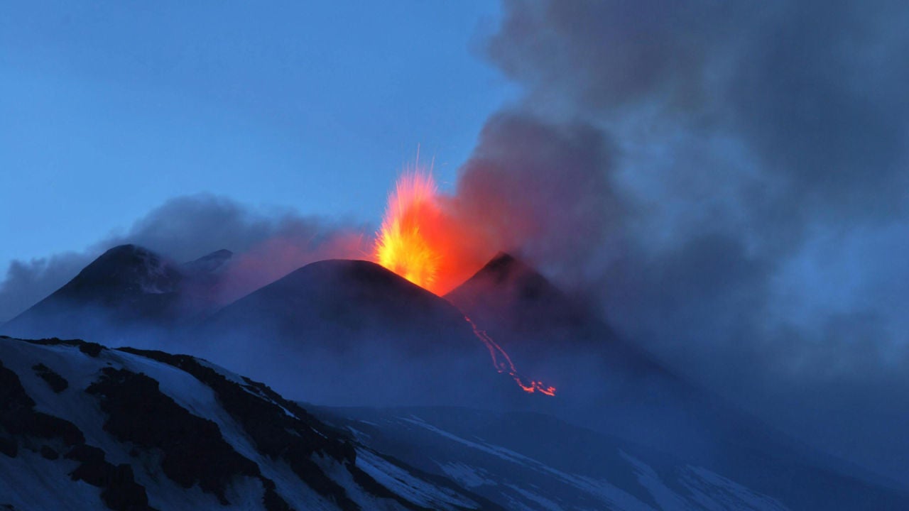 El volcan siciliano Etna entra de nuevo en erupción y emite lenguas de lava