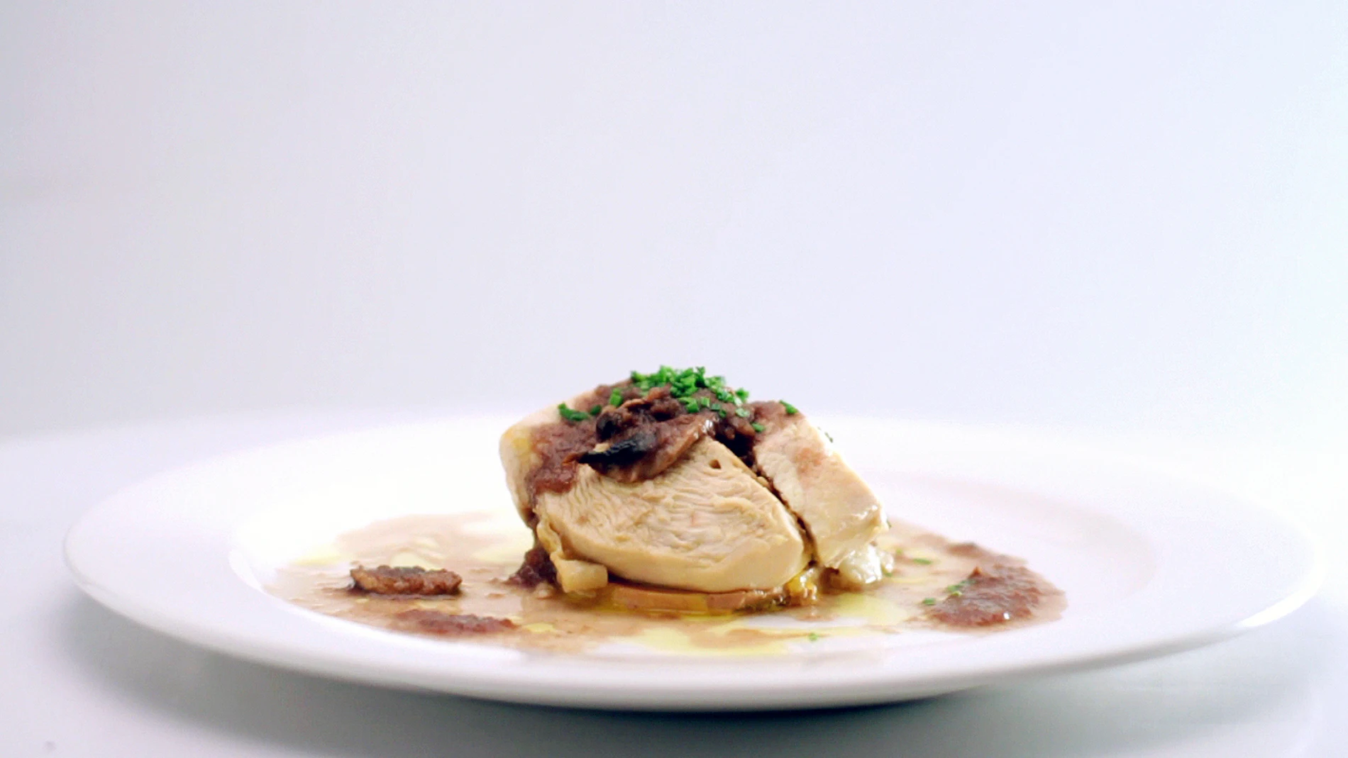 Suprema de pollo con patata chafada, foie gras y salsa de setas