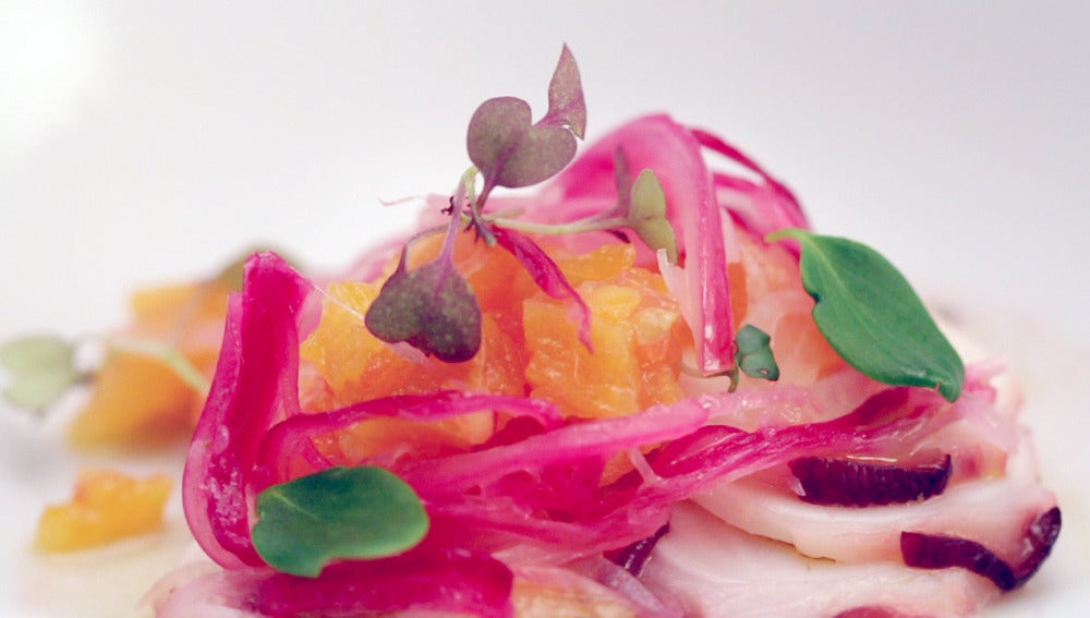 Ceviche de pulpo con leche de tigre, orejones y tomate