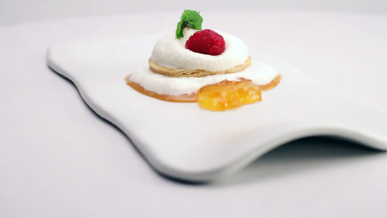Dulce de leche, con milhojas de hojaldre