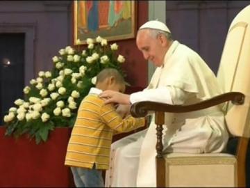 Papa Francisco con un niño