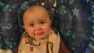 Una bebé llorando de emoción por primera vez al escuchar a su madre cantar arrasa en internet