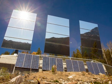 Un pueblo de Noruega instala espejos para reflejar la luz y tener más horas de sol al día