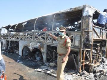 Al menos 45 muertos en el incendio de un autobús en la India Al menos 45 muertos en el incendio de un autobús en la India