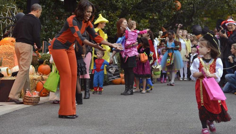 Obama celebra Halloween abriendo la Casa Blanca al "truco o trato"