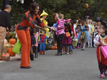 Obama celebra Halloween abriendo la Casa Blanca al "truco o trato"