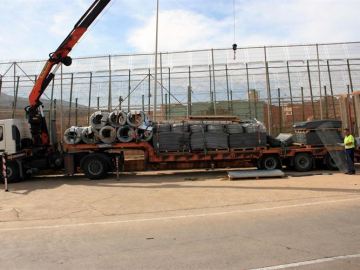 El Ministerio del Interior vuelve a colocar alambres con cuchillas en la valla de Melilla 