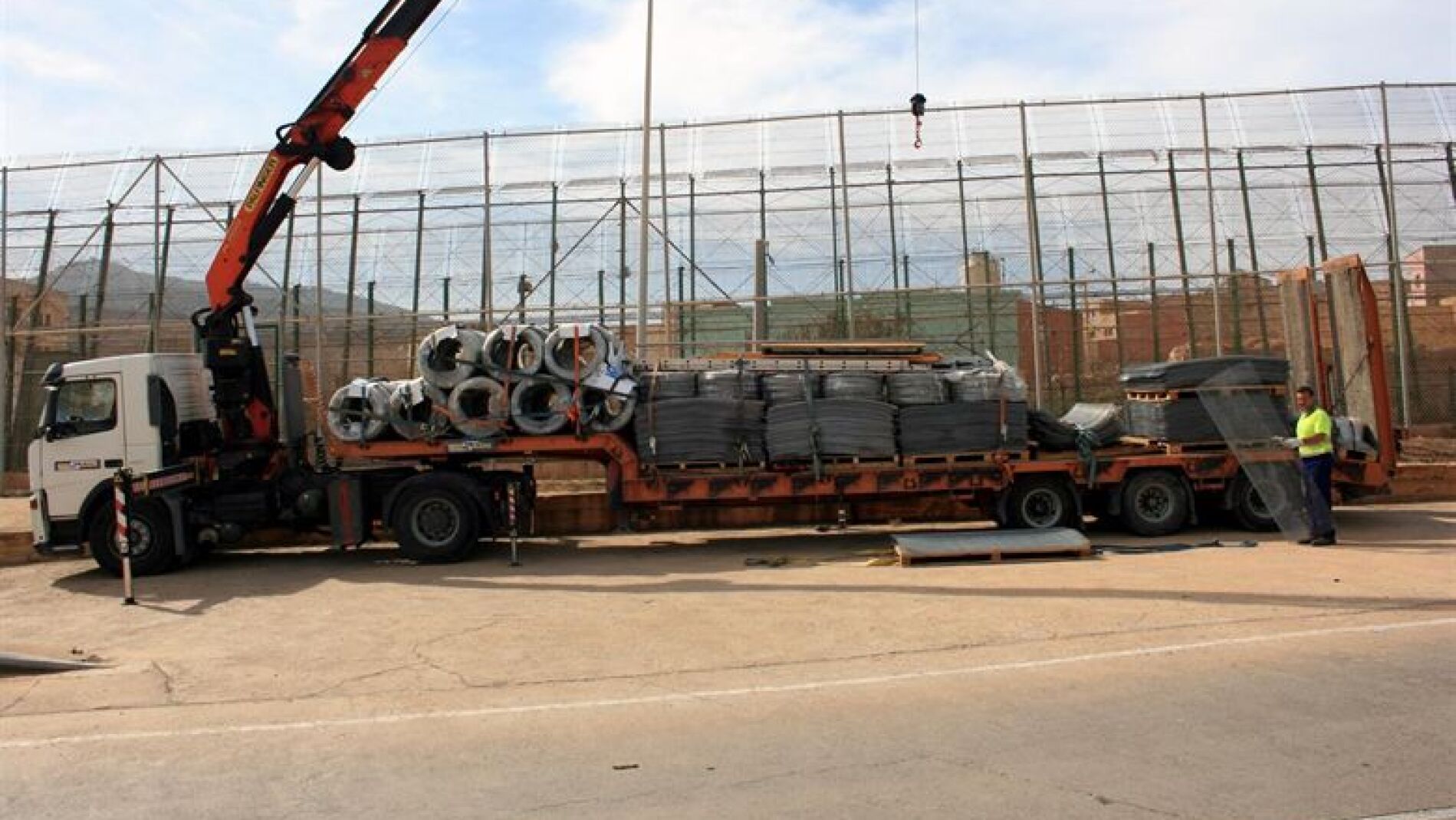El Ministerio del Interior vuelve a colocar alambres con cuchillas en la valla de Melilla 