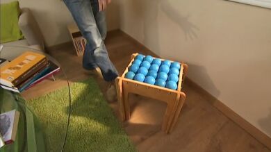 Construimos un taburete decorativo con pelotas de espuma
