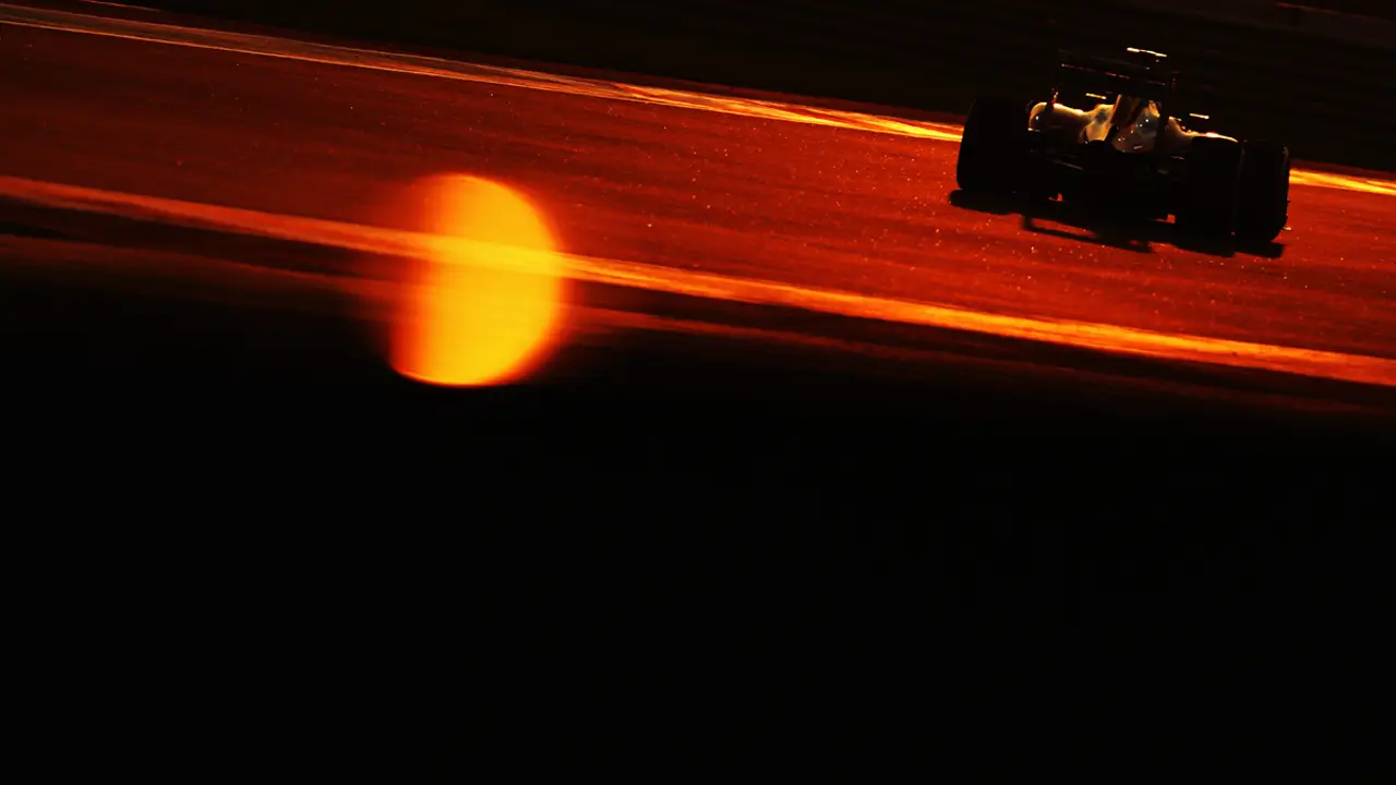 Alonso conduce en el crepúsculo