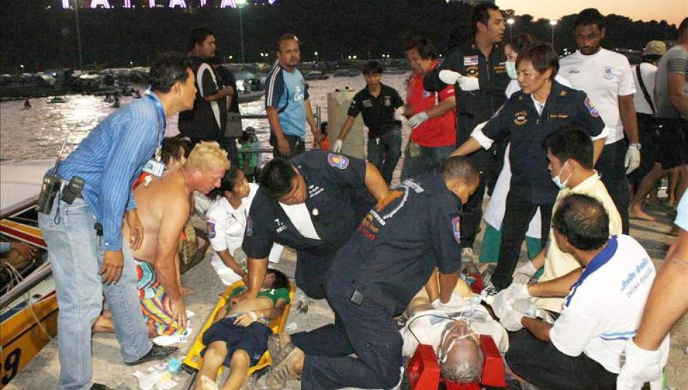 Al menos seis muertos al hundirse un barco con turistas en Tailandia