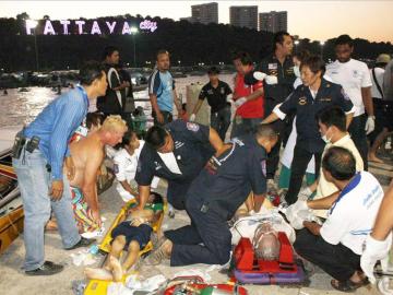 Al menos seis muertos al hundirse un barco con turistas en Tailandia