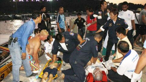 Al menos seis muertos al hundirse un barco con turistas en Tailandia