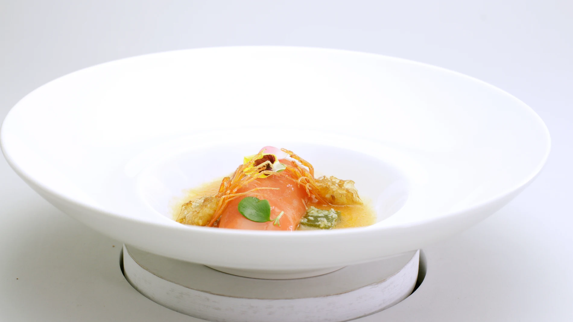 Sopa de aceite y tomate con caretón de gamba relleno de tabulé y gelatina de pepino