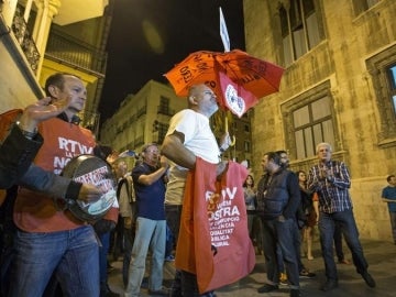 Protestas de trabajadores de RTVV tras el cierre.