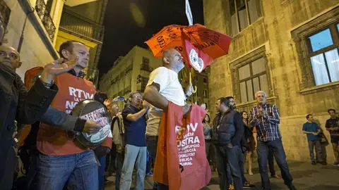 Protestas de trabajadores de RTVV tras el cierre. Protestas de trabajadores de RTVV tras el cierre.