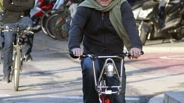 Un ciclista se abriga con una bufanda