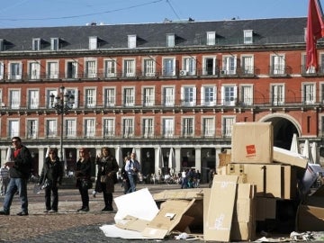 Plaza Mayor de Madrid, llena de basura.