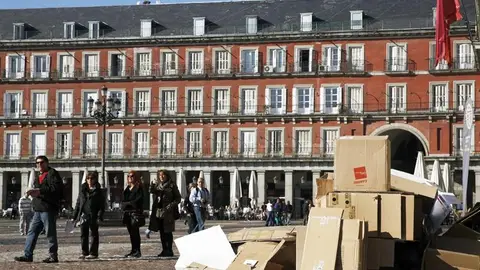 Plaza Mayor de Madrid, llena de basura. Plaza Mayor de Madrid, llena de basura.