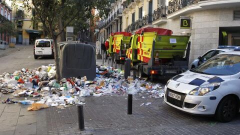  Basura amontonada en la plaza de Carlos Cambronero en el centrop de Madrid