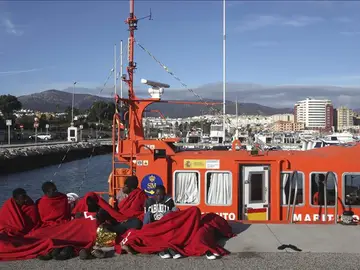 Embarcación con inmigrantes en Cádiz Embarcación con inmigrantes en Cádiz
