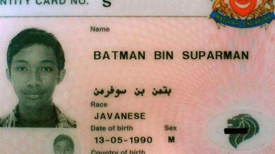 Detienen en Singapur a Batman hijo de Superman
