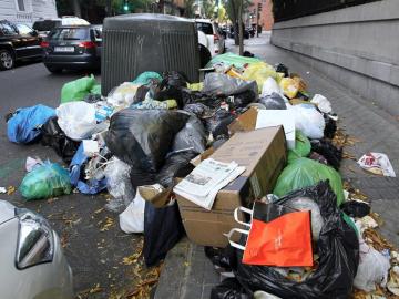  Basura acumulada en la madrileña calle de Caracas