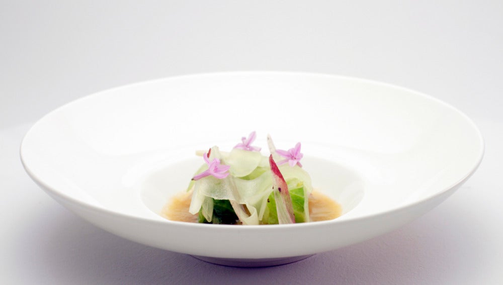 “Plato de lechuga”: Tubos de lechuga romana y piparras con jugo de ensalada y licuado de cogollos, tudelanos y endivias