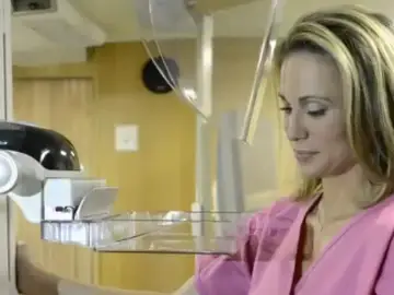 Amy Robach realizó un reportaje para prevenir sobre el cáncer de mama... y se salvó a sí misma Amy Robach realizó un reportaje para prevenir sobre el cáncer de mama... y se salvó a sí misma