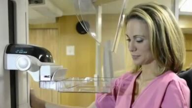 Una periodista descubre que tiene cáncer tras hacerse una mamografía en directo