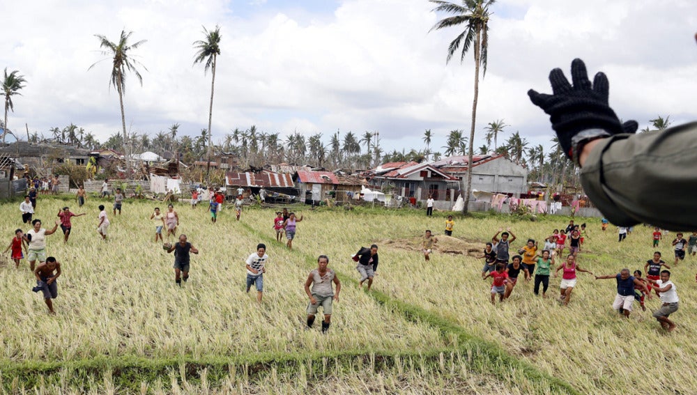 Filipinos corren para recoger la ayuda