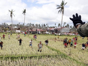 Filipinos corren para recoger la ayuda