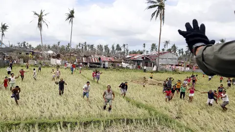 Filipinos corren para recoger la ayuda Filipinos corren para recoger la ayuda