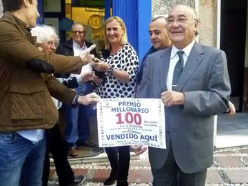La dueña de la administración de loterías número 1, situada en la plaza de la Rosa, donde se ha vendido el boleto La dueña de la administración de loterías número 1, situada en la plaza de la Rosa, donde se ha vendido el boleto