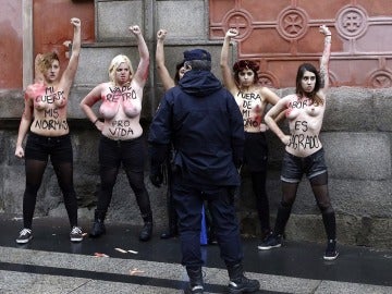 Activistas de Femen intervienen en una manifestación contra el aborto