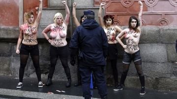 Activistas de Femen intervienen en una manifestación contra el aborto