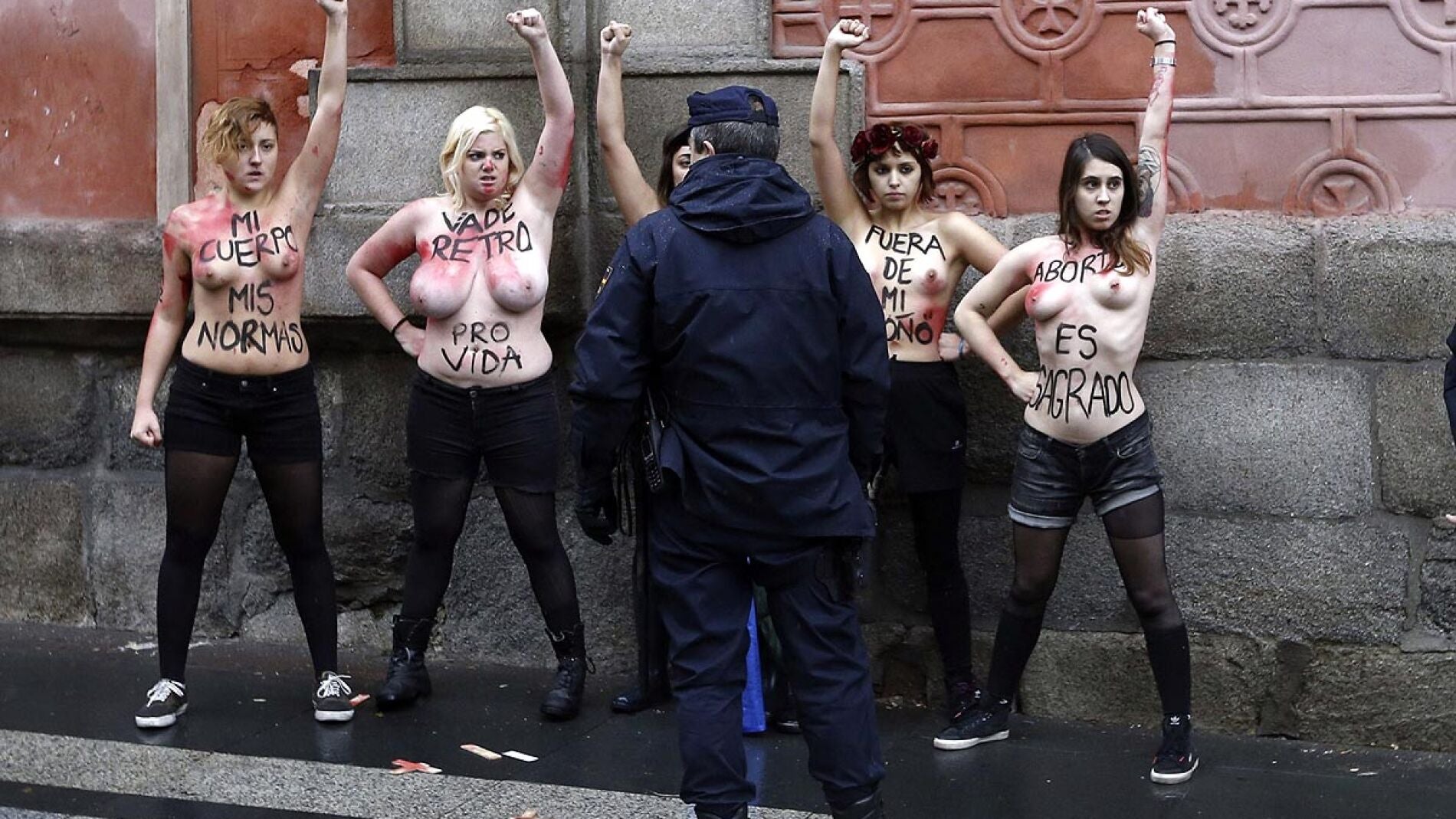 Activistas de Femen intervienen en una manifestaci&oacute;n contra el aborto