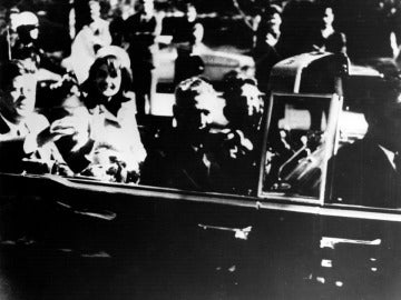 John F. Kennedy minutos antes de ser asesinado en Dallas