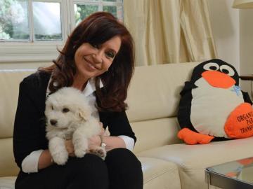 Cristina Fernández posa con su nuevo perro, Simón, y un pingüino de peluche