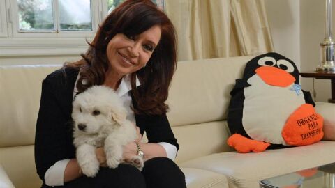 Cristina Fern&aacute;ndez posa con su nuevo perro, Sim&oacute;n, y un ping&uuml;ino de peluche