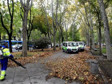  Personal de limpieza trabaja en el Paseo de Recoletos de Madrid.