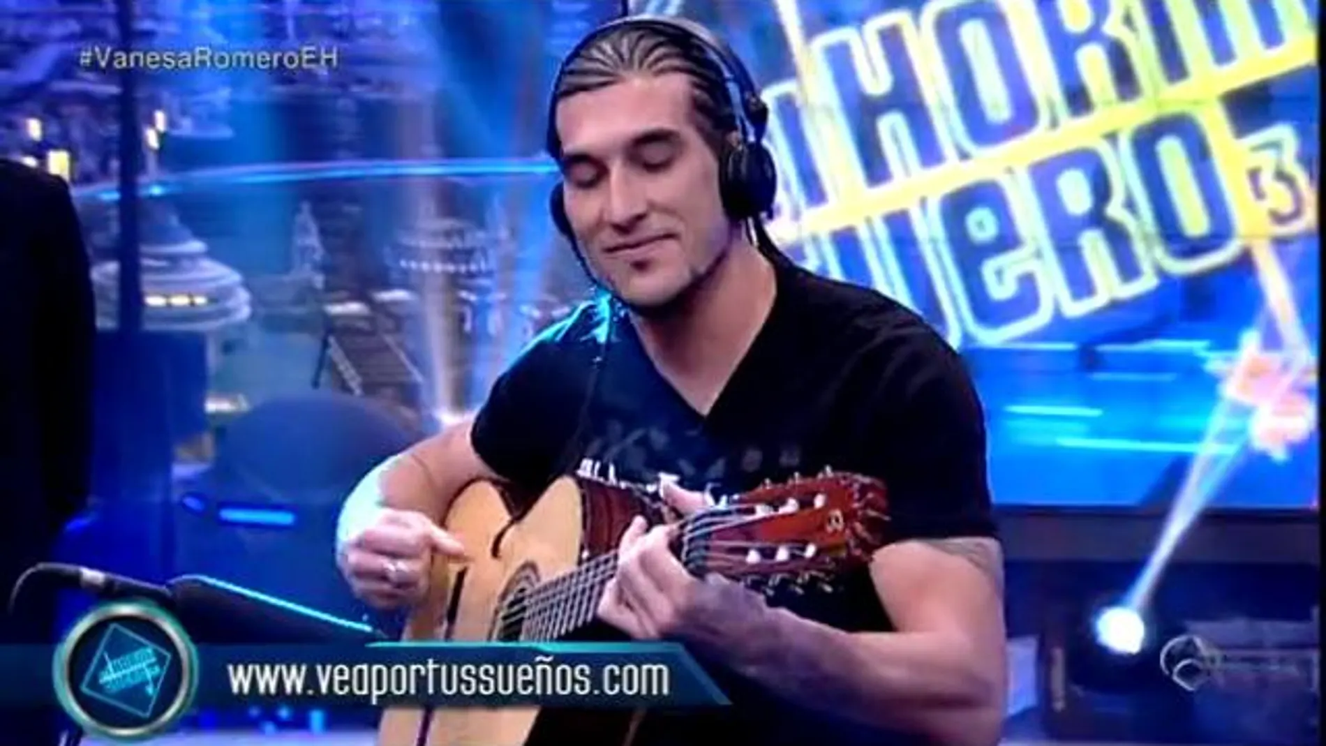 Pinto tocando la guitarra en El Hormiguero 3.0