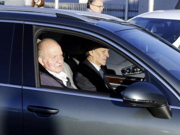 El Rey Don Juan Carlos a su llegada a la intervención quirúrgica.