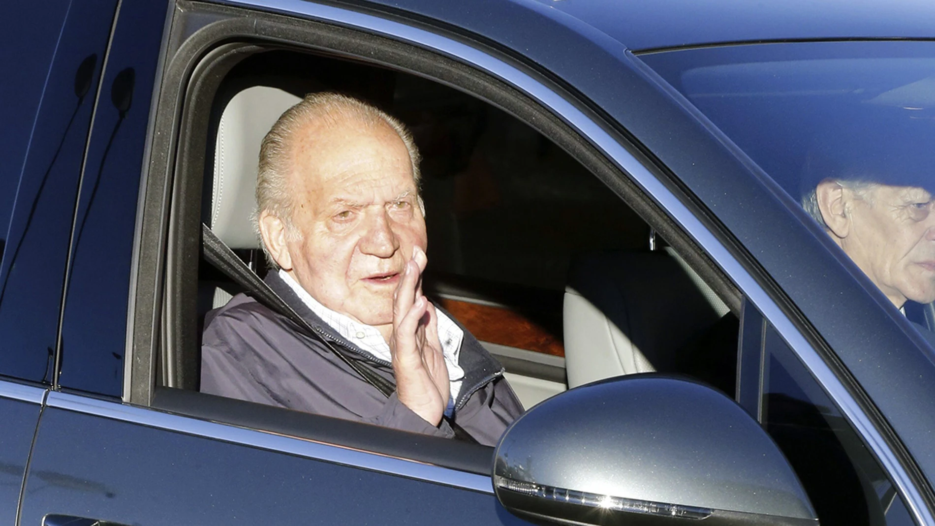 El Rey tras recibir el alta en una de sus operaciones de cadera El Rey tras recibir el alta en una de sus operaciones de cadera