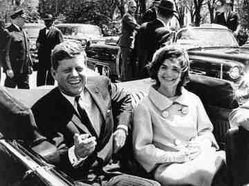 El presidente de EEUU John Kennedy y su esposa