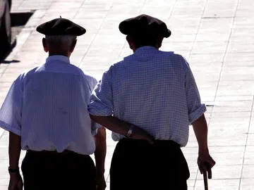 Dos jubilados dan un paseo Dos jubilados dan un paseo