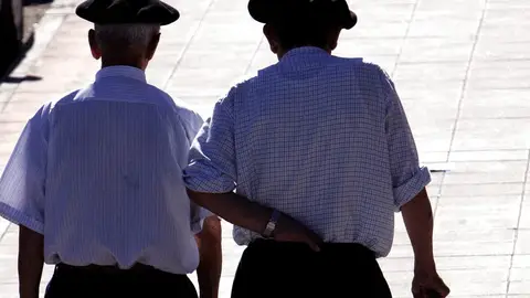Dos jubilados dan un paseo Dos jubilados dan un paseo